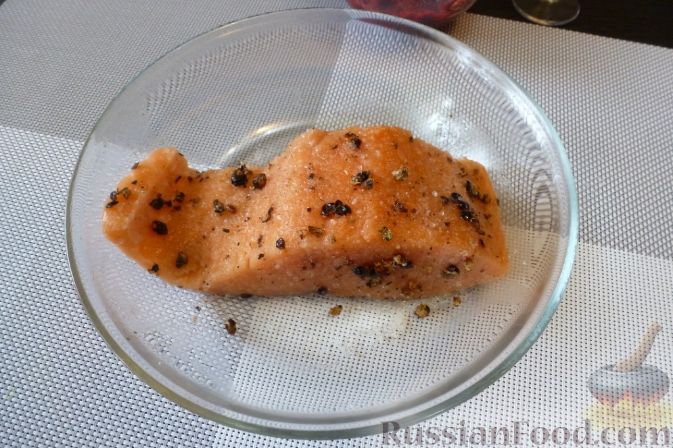 Фото приготовления рецепта: Красная рыба, засоленная с брусникой и можжевельником - шаг №7
