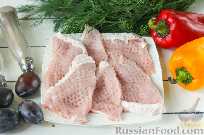 Фото приготовления рецепта: Свиная вырезка со сливами и болгарским перцем - шаг №2