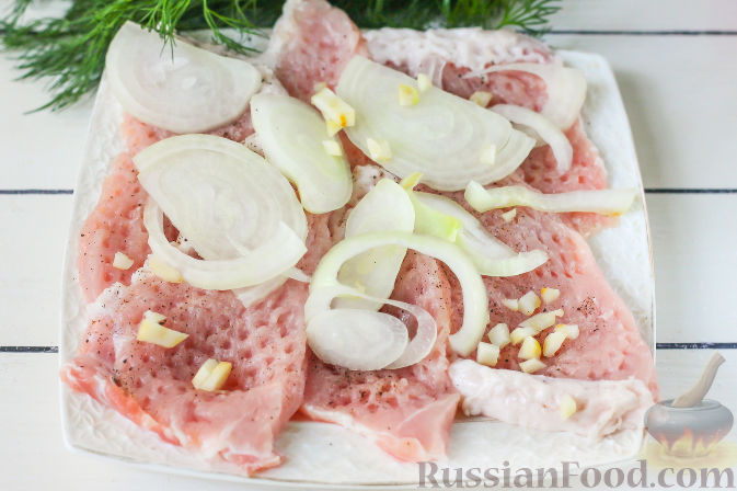 Фото приготовления рецепта: Свиная вырезка со сливами и болгарским перцем - шаг №4