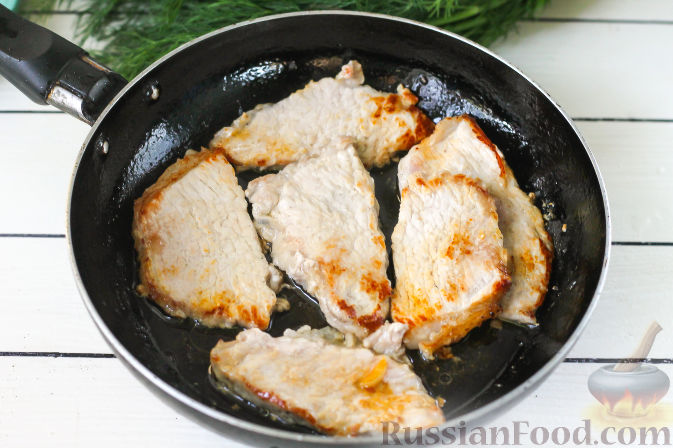 Фото приготовления рецепта: Свиная вырезка со сливами и болгарским перцем - шаг №6