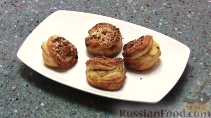 Фото приготовления рецепта: Омлет с помидорами, луком и маслинами - шаг №3