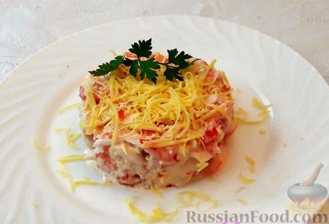 1. Легкий салат с крабовыми палочками и помидорами