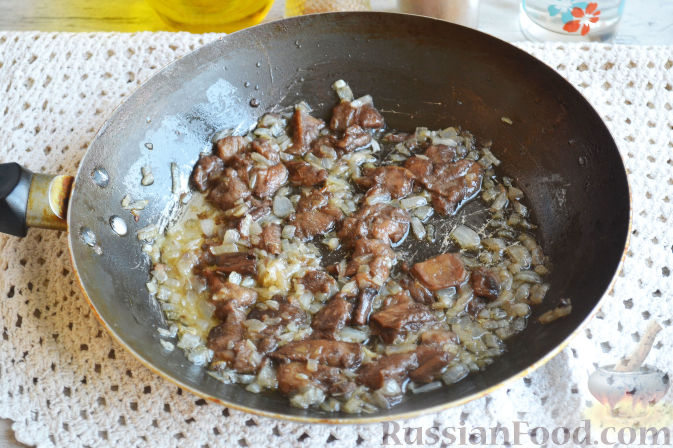 Фото приготовления рецепта: Слоёный салат со свёклой, кукурузой, колбасой и маринованными огурцами - шаг №5
