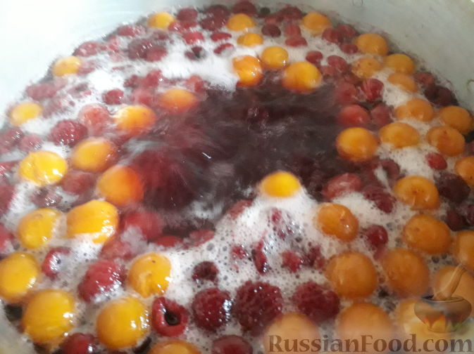 Фото приготовления рецепта: Ягодный компот на вишневом сиропе - шаг №4