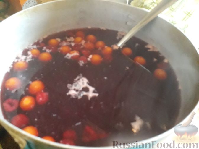 Фото приготовления рецепта: Ягодный компот на вишневом сиропе - шаг №5