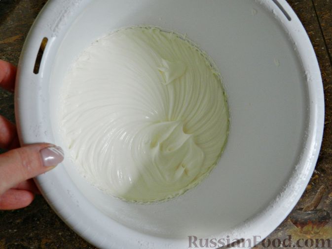 Фото приготовления рецепта: Тыквенный торт со взбитыми сливками - шаг №15