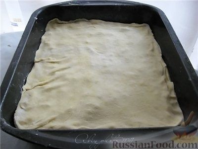 Фото приготовления рецепта: Яблочный пирог с арахисом и карамелью - шаг №7