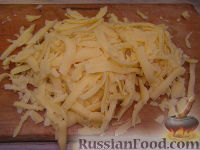 Фото приготовления рецепта: Макароны с грибами, ветчиной и помидорами под сыром - шаг №5