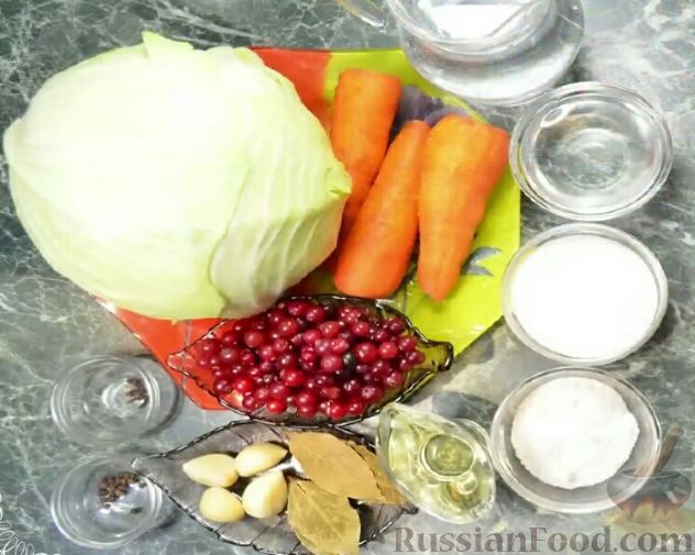 Фото приготовления рецепта: Маринованная капуста с клюквой  (простой бабушкин рецепт) - шаг №1