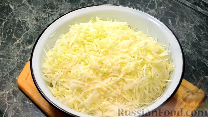 Фото приготовления рецепта: Маринованная капуста с клюквой  (простой бабушкин рецепт) - шаг №2