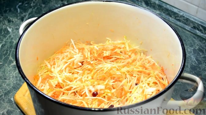 Фото приготовления рецепта: Маринованная капуста с клюквой  (простой бабушкин рецепт) - шаг №6