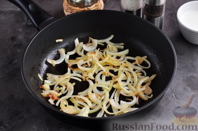 Фото приготовления рецепта: Щи из квашеной капусты с беконом, грибами и томатной пастой - шаг №7