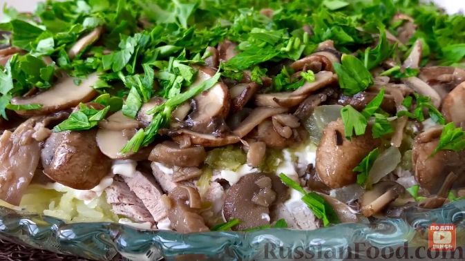Фото к рецепту: Слоеный салат "Лемберг" с грибами и мясом