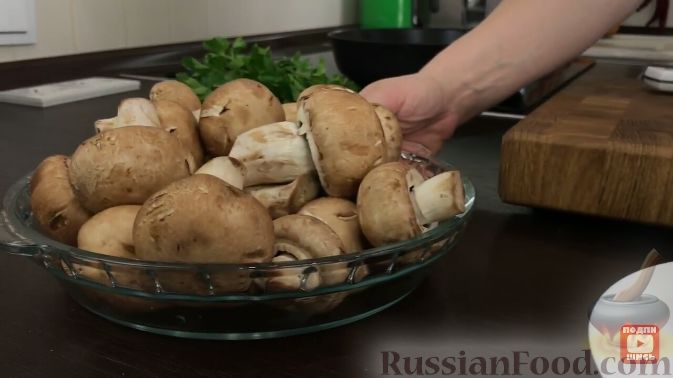 Фото приготовления рецепта: Слоеный салат "Лемберг" с грибами и мясом - шаг №4