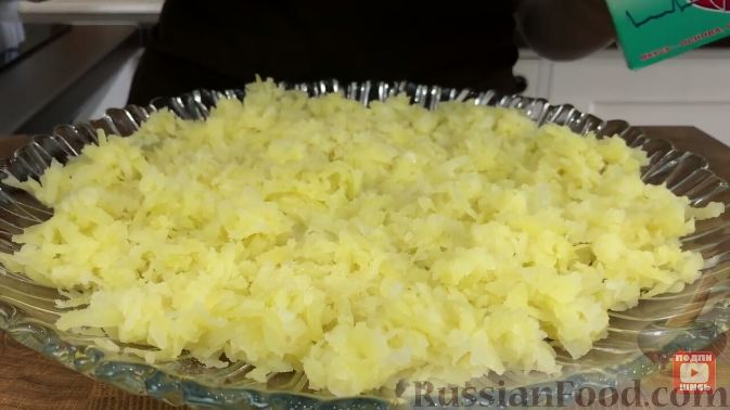 Фото приготовления рецепта: Слоеный салат "Лемберг" с грибами и мясом - шаг №10