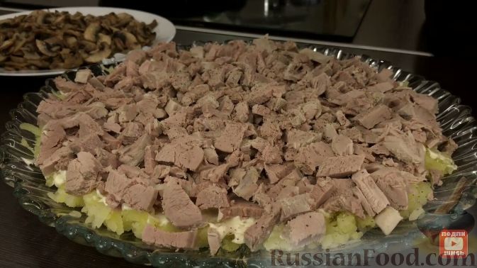 Фото приготовления рецепта: Слоеный салат "Лемберг" с грибами и мясом - шаг №12