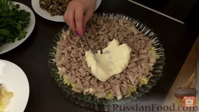 Фото приготовления рецепта: Слоеный салат "Лемберг" с грибами и мясом - шаг №13