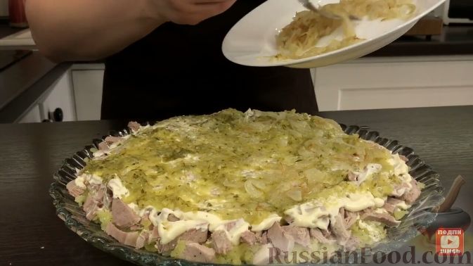 Фото приготовления рецепта: Слоеный салат "Лемберг" с грибами и мясом - шаг №15