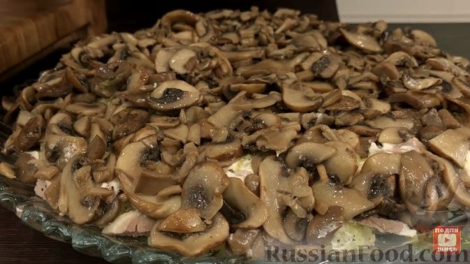 Фото приготовления рецепта: Слоеный салат "Лемберг" с грибами и мясом - шаг №16