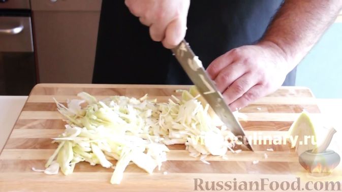 Фото приготовления рецепта: Салат из капусты, с помидорами и чесноком - шаг №2