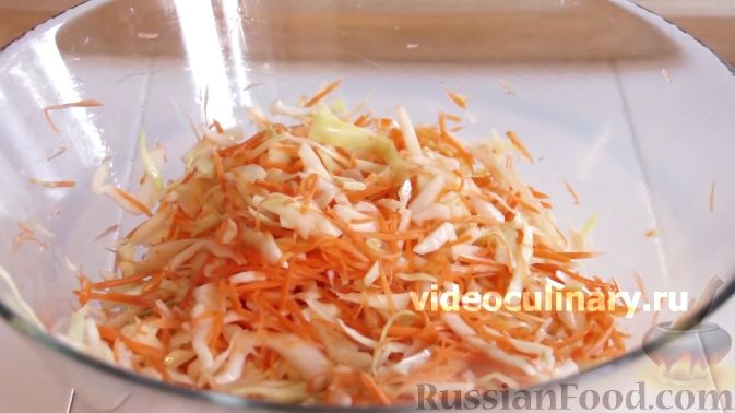 Фото приготовления рецепта: Салат из капусты, с помидорами и чесноком - шаг №4
