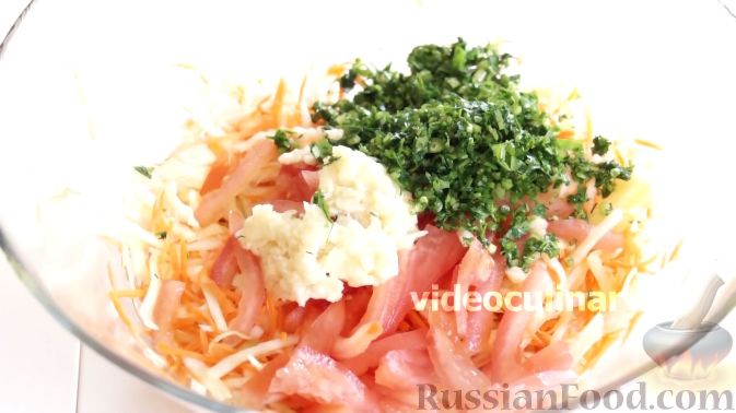 Фото приготовления рецепта: Салат из капусты, с помидорами и чесноком - шаг №8