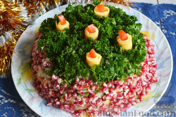 Фото к рецепту: Слоеный салат «Новогодние свечи» с ветчиной