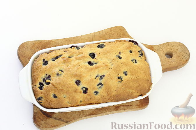 Фото приготовления рецепта: Творожный пирог с черноплодной рябиной - шаг №7