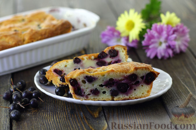 Фото к рецепту: Творожный пирог с черноплодной рябиной