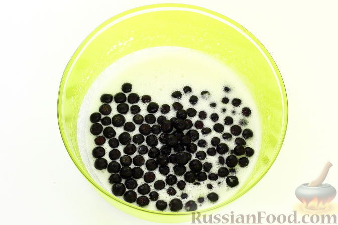 Фото приготовления рецепта: Черноплодная рябина в сахарной пудре - шаг №4