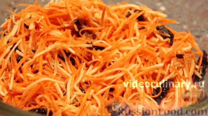 Фото приготовления рецепта: Салат из моркови с яблоками и черносливом - шаг №7