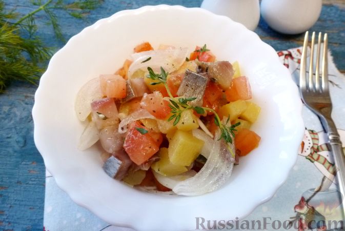 Фото к рецепту: Салат "Норвежский" с сельдью и помидорами