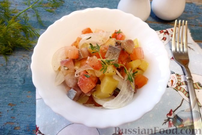Фото приготовления рецепта: Салат "Норвежский" с сельдью и помидорами - шаг №9