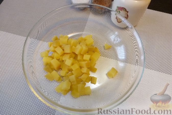 Фото приготовления рецепта: Салат "Норвежский" с сельдью и помидорами - шаг №4