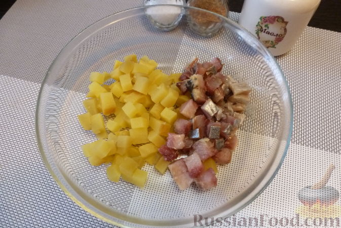 Фото приготовления рецепта: Салат "Норвежский" с сельдью и помидорами - шаг №5