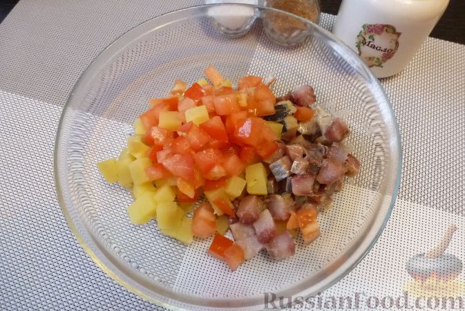 Фото приготовления рецепта: Салат "Норвежский" с сельдью и помидорами - шаг №6