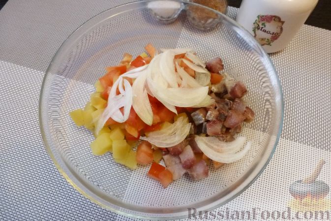 Фото приготовления рецепта: Салат "Норвежский" с сельдью и помидорами - шаг №7