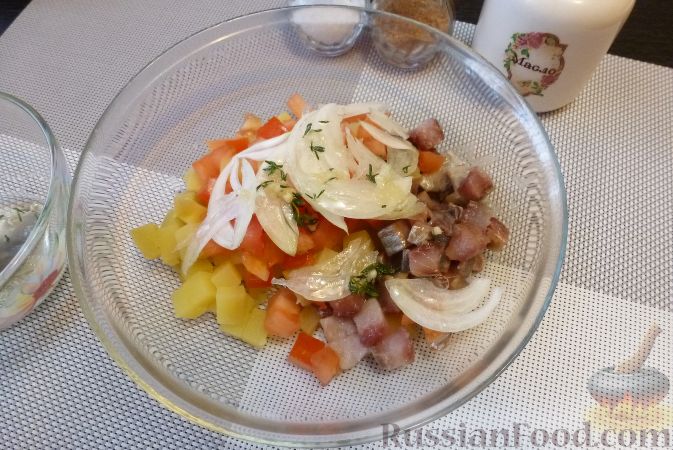 Фото приготовления рецепта: Салат "Норвежский" с сельдью и помидорами - шаг №8