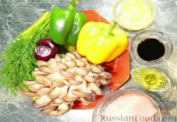 Фото приготовления рецепта: Салат с курицей, перцем и грибами, в медовом соусе - шаг №1