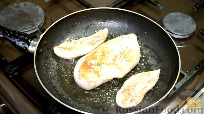 Фото приготовления рецепта: Салат с курицей, перцем и грибами, в медовом соусе - шаг №4