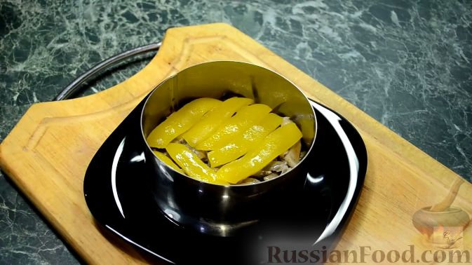 Фото приготовления рецепта: Салат с курицей, перцем и грибами, в медовом соусе - шаг №17