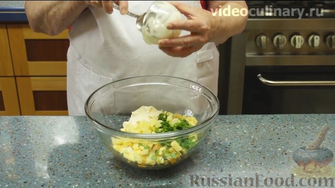 Фото приготовления рецепта: Салат "Фантазия" с курицей, ананасами и мандаринами - шаг №8