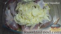 Фото приготовления рецепта: Курица, запеченная с картофелем и сыром, по-французски - шаг №7