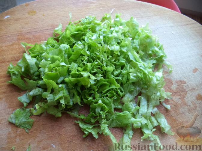 Фото приготовления рецепта: Салат из репы и редьки со сметаной - шаг №4