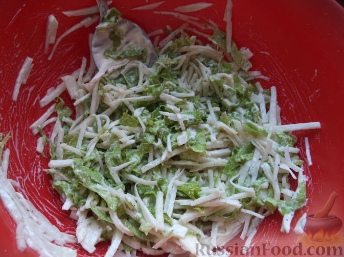 Фото приготовления рецепта: Салат из репы и редьки со сметаной - шаг №6