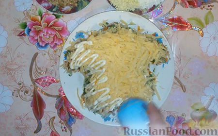 Фото приготовления рецепта: Праздничный салат "Собачка" - шаг №13