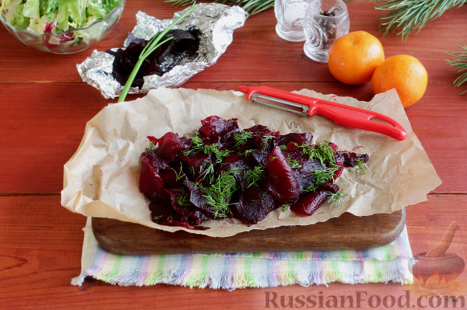 Фото приготовления рецепта: Праздничный салат со свеклой, тыквой и хурмой - шаг №5