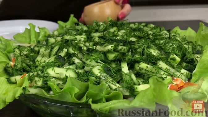 Фото приготовления рецепта: Слоеный салат "Норвежский роман" с консервированной горбушей - шаг №15