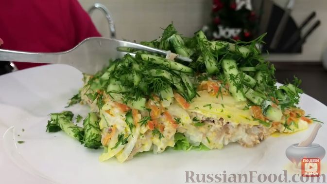 Фото приготовления рецепта: Слоеный салат "Норвежский роман" с консервированной горбушей - шаг №16