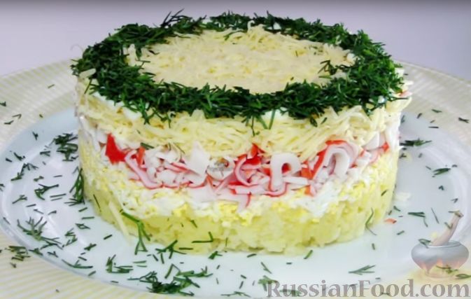 Слоёный салат с крабовыми палочками, кукурузой и сухариками — пошаговый рецепт с фото